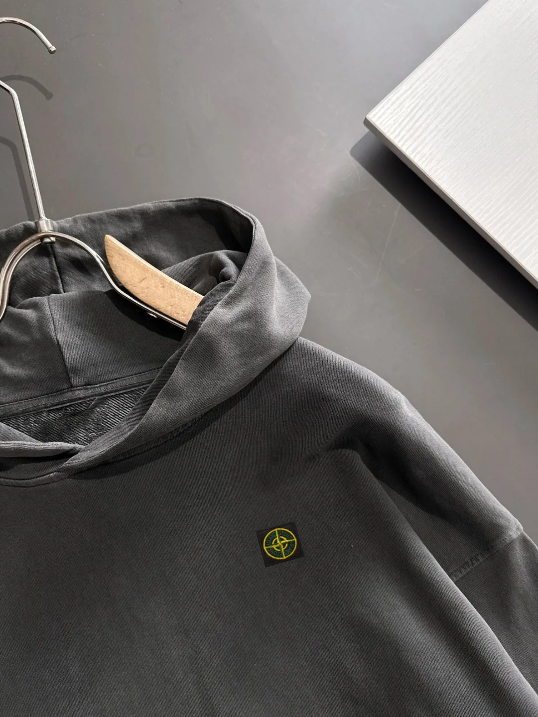 Next day shipping P720 Stone lsland/stone island high quality 2025 autumn and winter new casual heavy industry suit exclusively developed by yb! High quality production! The top version of the trading company channel order, external orders for imported custom fabrics, high breathability and comfort, impeccable details, absolutely worth buying! This type of suit is also a must-have for lazy people. You don’t have to think about how to match it, you can just get it in one set! Brand element design concept, delicate and soft feel! It presents a casual cut and the upper body shape is great! On sale simultaneously on the official website! From a high-end men's positioning brand, the low-key luxury taste is irresistible! Exquisite workmanship and impeccable quality! The overall style is simple, fashionable and timeless, fully meeting the requirements of stylish and tasteful dressing! Sizes: S to XL (or state your height and weight when placing an order)